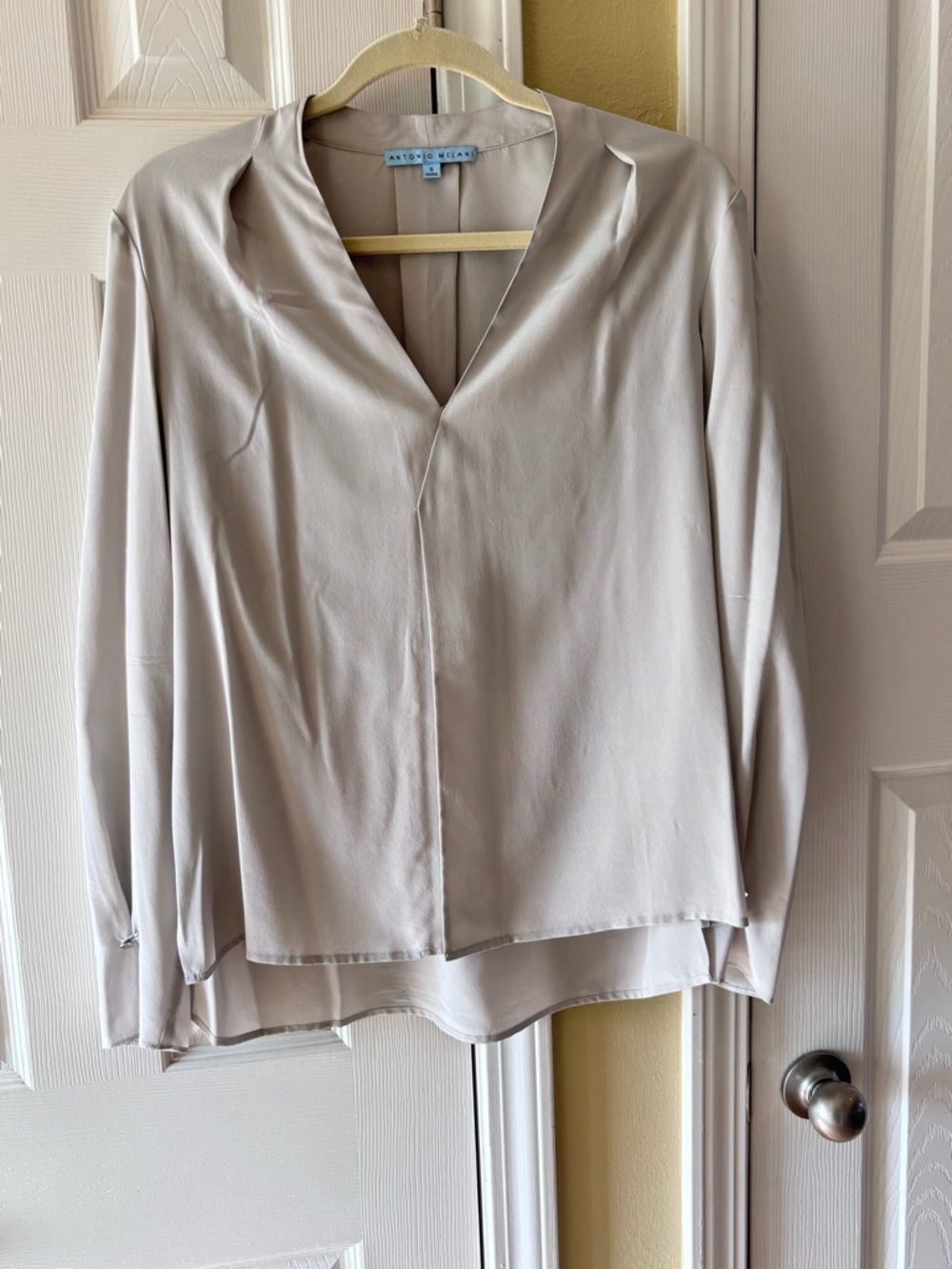 ANTONIO MELANI light smoke taupe V-Neck Long-Sleeve Blouse sz s